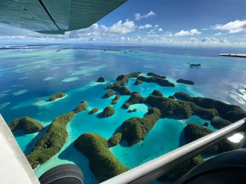 小飛機翺遊天際:鳥瞰灑落在南太平洋海上的綠色珍珠
