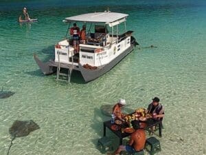 茉莉亞島潟湖之旅（腳在水中享用午餐）