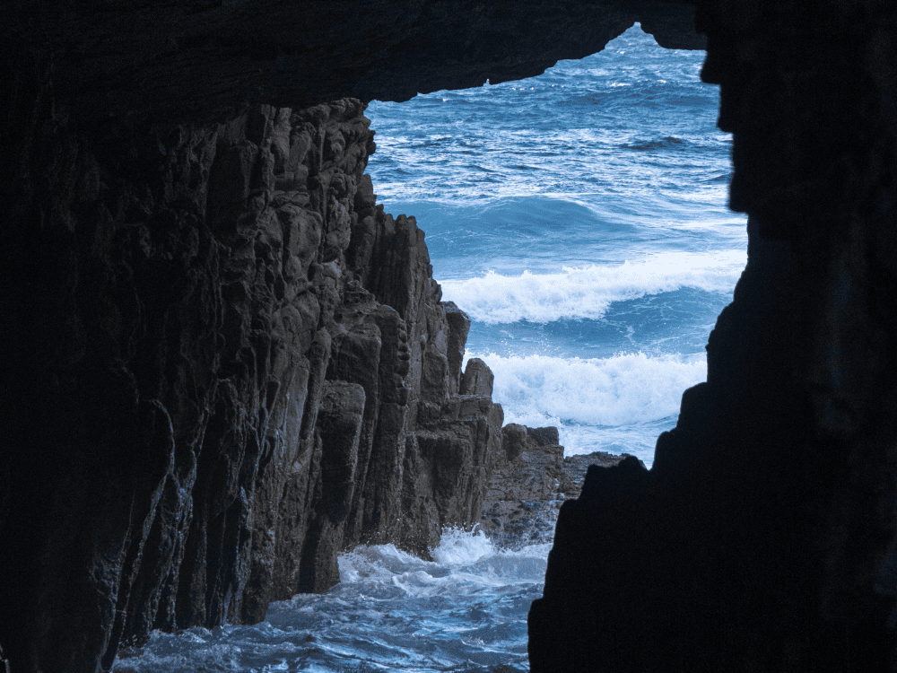 Remarkable Cave 海蝕洞與湧入洞中的海浪