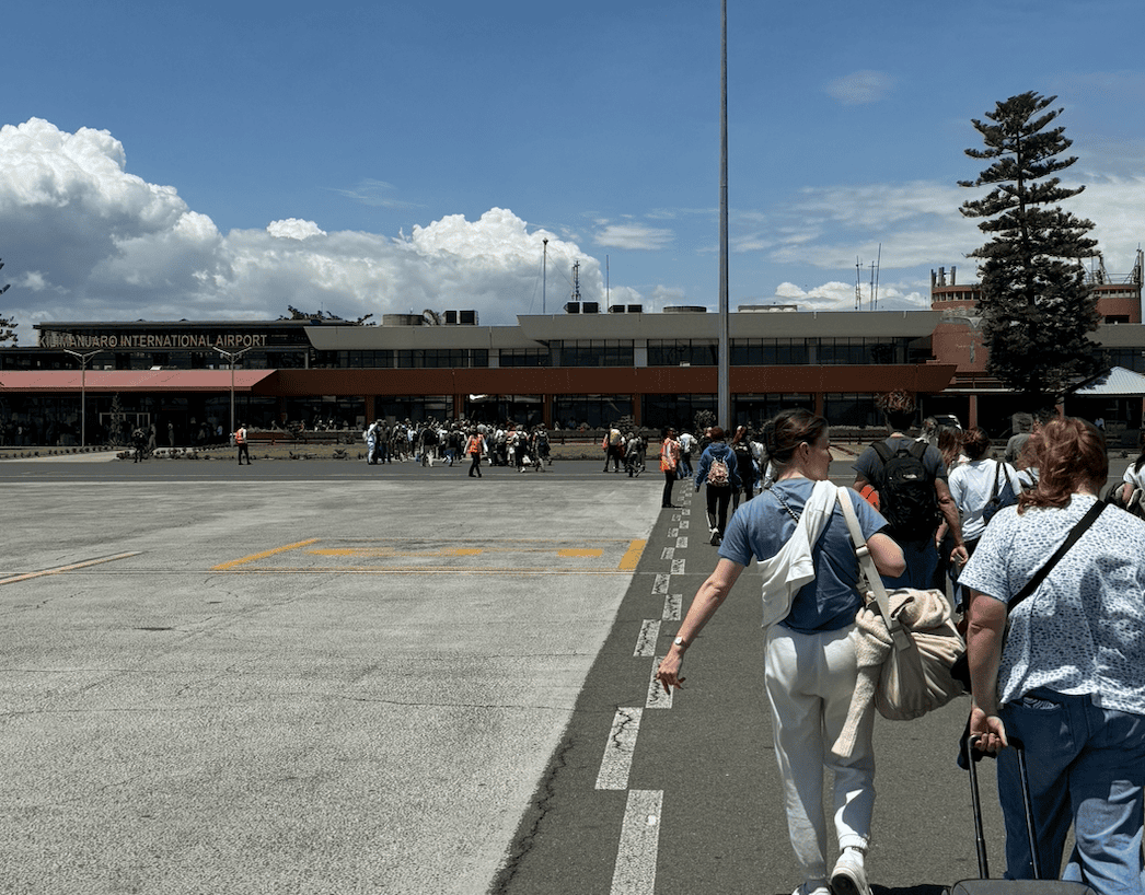 下飛機後步行前往吉力馬札羅國際機場航廈